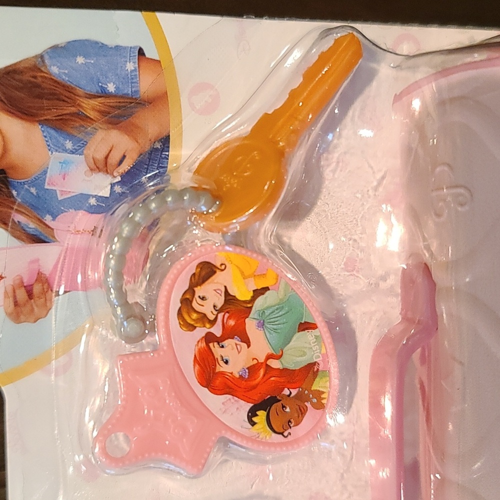 DISNEY Princess World Traveler Purse Set, purse keys sunglass play money NIB NWT - Picture 3 of 8